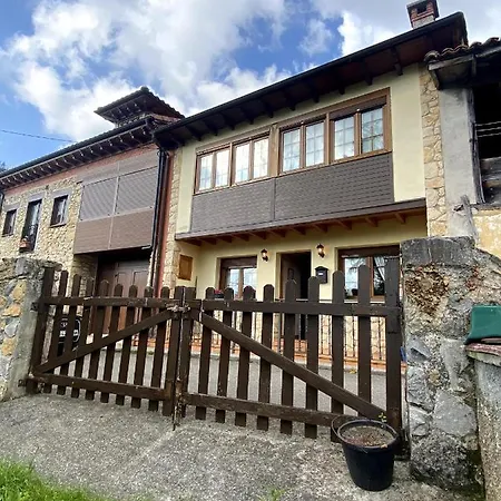 Casa Luisa Biedes, Pilona * Infiesto