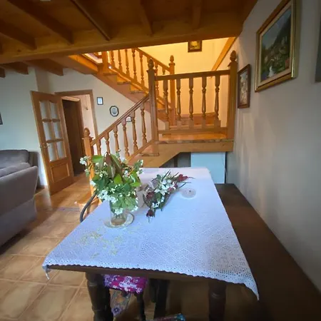 Casa Luisa Biedes, Pilona 샬레